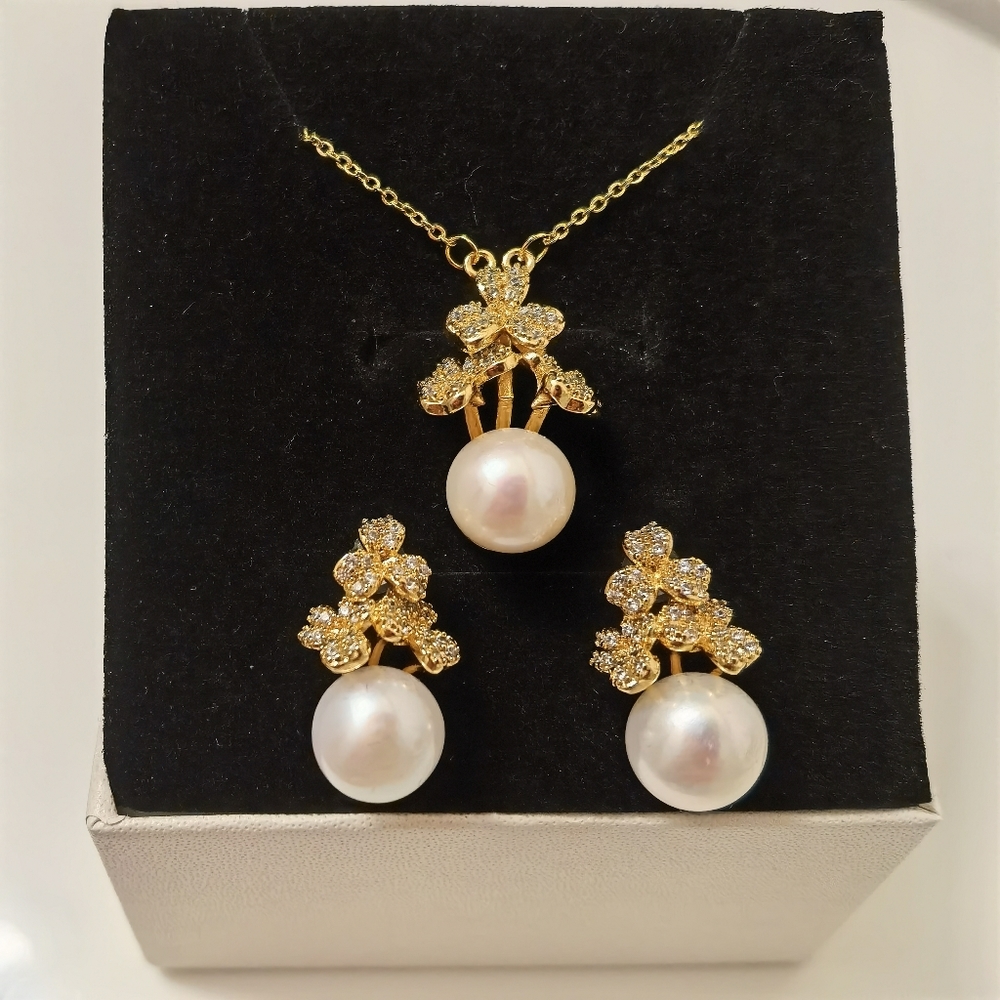 Freshwater pearl necklace and earrings set.
